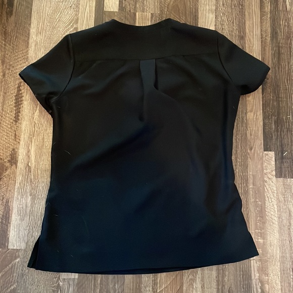 Black scrub top with front pockets - Picture 3 of 3